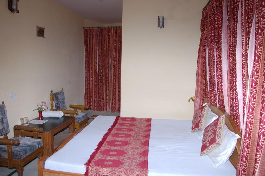 Hotel Arsh International 奈尼塔尔 客房 照片