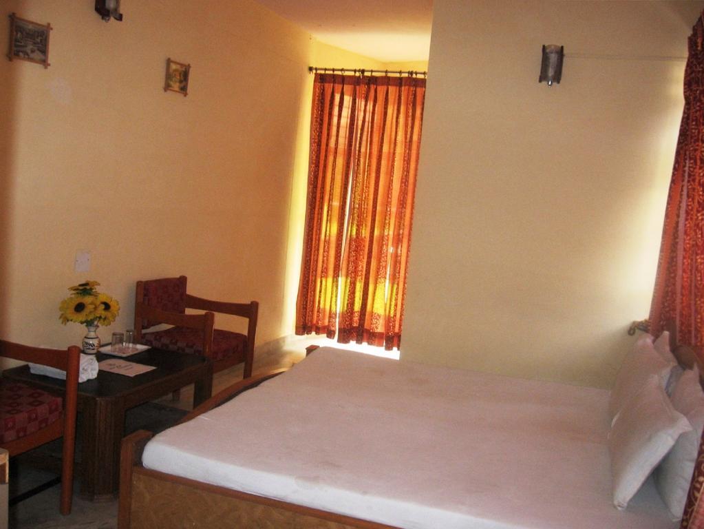 Hotel Arsh International 奈尼塔尔 客房 照片